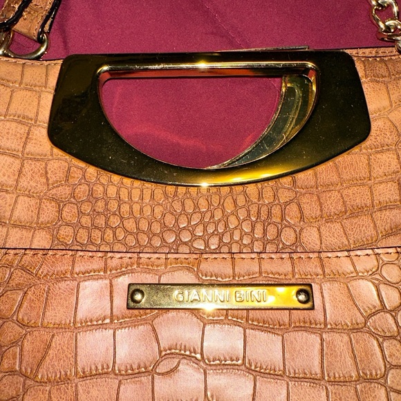 Gianni Bini Alligator Purse Magnetic closure/front pocket. Gold chain on strap - Picture 4 of 16